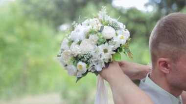 Muhteşem gelin ve damat yaz ormanında sarılıp öpüşüyor..