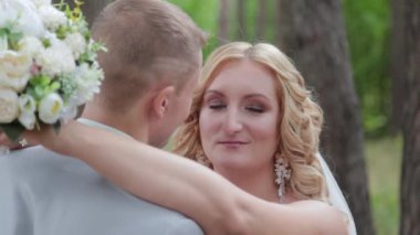 Muhteşem gelin ve damat yaz ormanında sarılıp öpüşüyor..