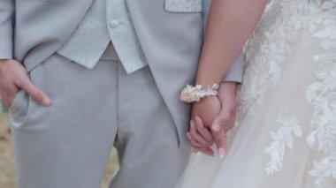 Muhteşem gelin ve damat yaz ormanlarında el ele tutuşuyorlar..