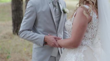 Muhteşem gelin ve damat yaz ormanında sarılıp öpüşüyor..