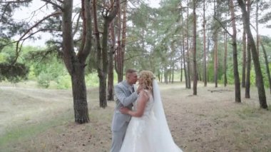 Muhteşem gelin ve damat yaz ormanında sarılıp öpüşüyor..