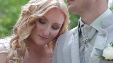 Muhteşem gelin ve damat yaz ormanında sarılıp öpüşüyor..