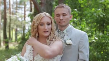 Muhteşem gelin ve damat yaz ormanında sarılıp öpüşüyor..