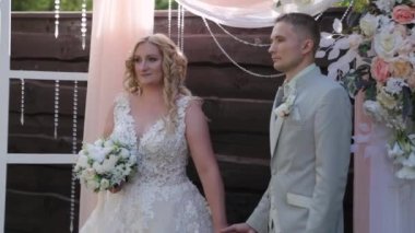 Düğün töreninde çok güzel bir gelin ve damat..