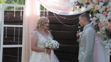 Düğün töreninde çok güzel bir gelin ve damat..