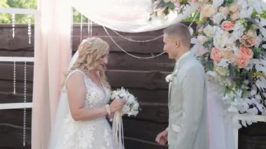 Düğün töreninde çok güzel bir gelin ve damat..