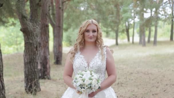 Novia con ramo de bodas en el verde bosque de verano. — Vídeos de Stock