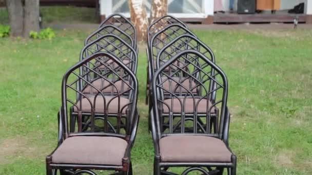 Όμορφες καρέκλες στην τελετή του γάμου. — Αρχείο Βίντεο