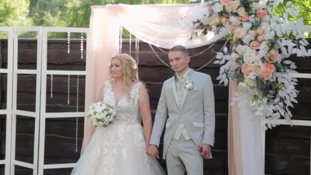 結婚式で非常に美しい花嫁と新郎. — ストック動画