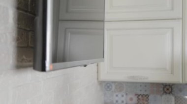 Kadın, bir dairenin tenha yerlerine bir zarf saklar..