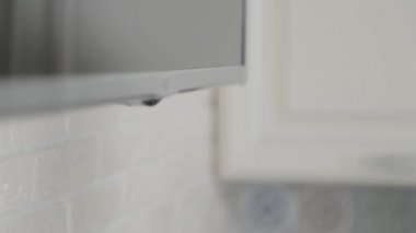 Kadın, bir dairenin tenha yerlerine bir zarf saklar..