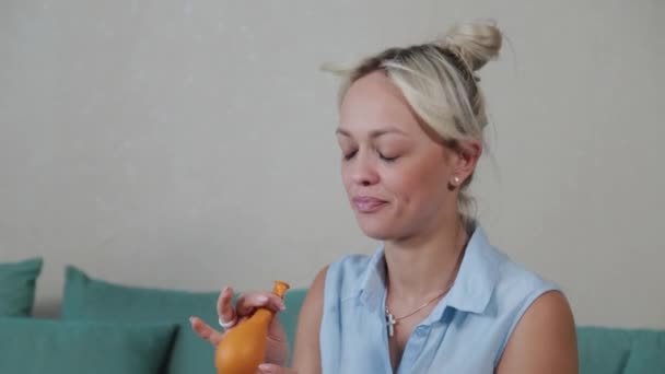 Женщина надувает красочные воздушные шары в квартире. — стоковое видео