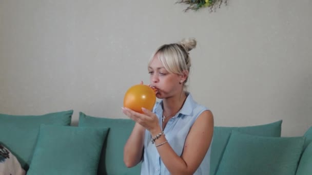 Mulher infla balões coloridos no apartamento. — Vídeo de Stock