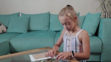 Güzel kız masaya çöp serdi..