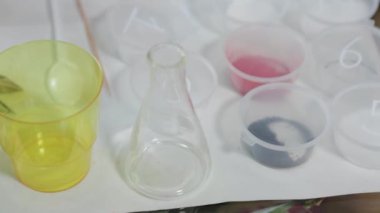 Kimyasal deney için farklı reaksiyonlar..