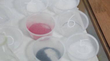 Kimyasal deney için farklı reaksiyonlar..