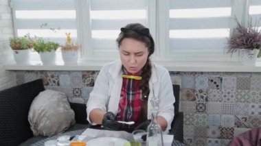 Evde kimyasal deneyler yapan genç bir kadın..