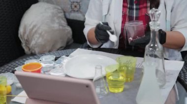 Evde kimyasal deneyler yapan ve internetten canlı yayın yapan genç bir kadın..