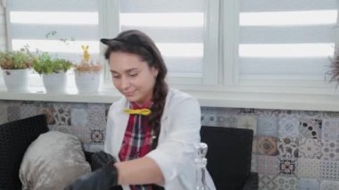 Evde kimyasal deneyler yapan genç bir kadın..