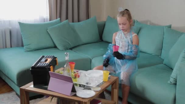 Ein schönes Mädchen führt zu Hause chemische Experimente durch und sendet online. — Stockvideo