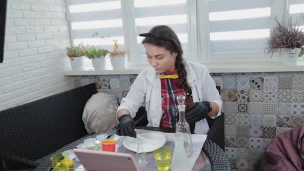 Молодая женщина проводит химические эксперименты дома и транслирует в прямом эфире в Интернете. — стоковое видео