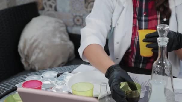 Young woman conducting chemical experiments at home. — Stock Video