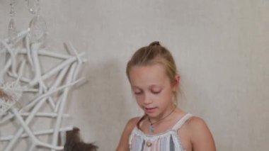 Elinde bir zarfla güzel bir kız.