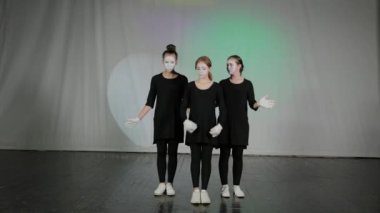 Güzel çocuklar pandomim tiyatrosunda gösteri yapıyorlar..