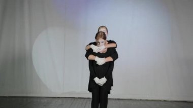 Güzel çocuklar pandomim tiyatrosunda gösteri yapıyorlar..