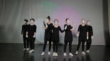 Güzel çocuklar pandomim tiyatrosunda gösteri yapıyorlar..