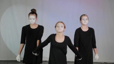 Güzel çocuklar pandomim tiyatrosunda gösteri yapıyorlar..