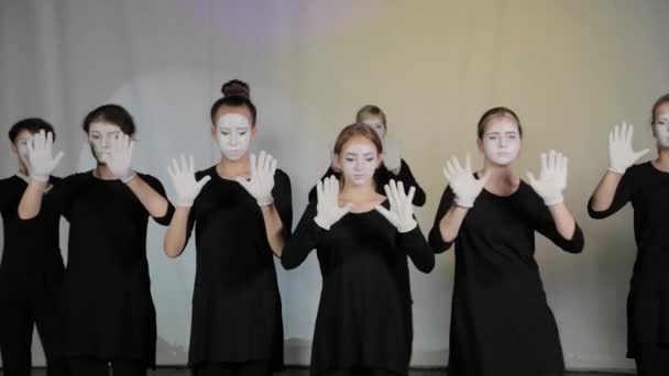 Hermosos niños actúan en el teatro de pantomima. — Vídeos de Stock