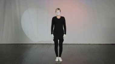 Pandomim tiyatrosunda kadın pandomimci.