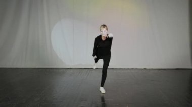 Pandomim tiyatrosunda kadın pandomimci.