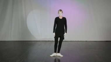 Pandomim tiyatrosunda kadın pandomimci.