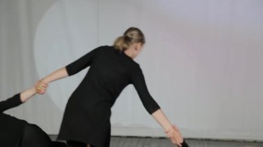 Güzel çocuklar pandomim tiyatrosunda gösteri yapıyorlar..