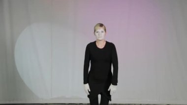 Pandomim tiyatrosunda kadın pandomimci.