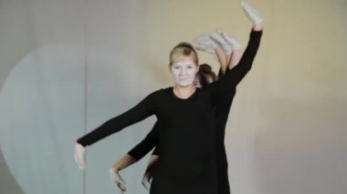 Güzel çocuklar pandomim tiyatrosunda gösteri yapıyorlar..