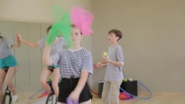 Güzel çocuklar sirk becerilerini öğrenirler..