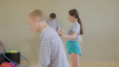 Güzel çocuklar sirk becerilerini öğrenirler..