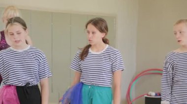 Güzel çocuklar sirk becerilerini öğrenirler..