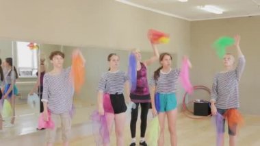 Güzel çocuklar sirk becerilerini öğrenirler..