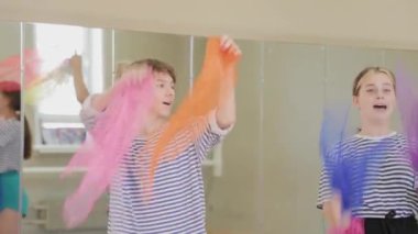 Güzel çocuklar sirk becerilerini öğrenirler..