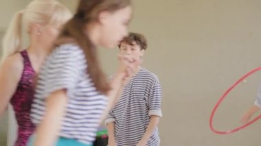 Güzel çocuklar sirk becerilerini öğrenirler..