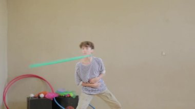 Güzel çocuklar sirk becerilerini öğrenirler..