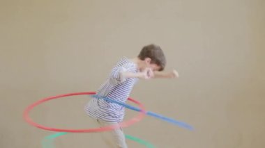 Güzel çocuklar sirk becerilerini öğrenirler..