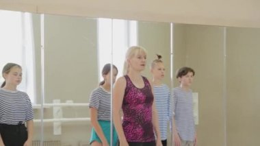 Güzel çocuklar pandomim tiyatrosunda pandomim öğreniyor..