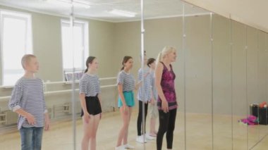 Güzel çocuklar pandomim tiyatrosunda pandomim öğreniyor..