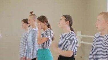 Güzel çocuklar pandomim tiyatrosunda pandomim öğreniyor..