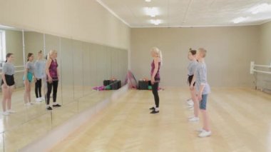 Güzel çocuklar pandomim tiyatrosunda pandomim öğreniyor..